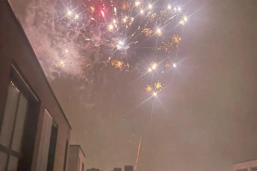 阿森纳球迷半夜在马竞入住的酒店门前放起了烟花，来干扰马竞球员入睡。整晚都有多轮烟