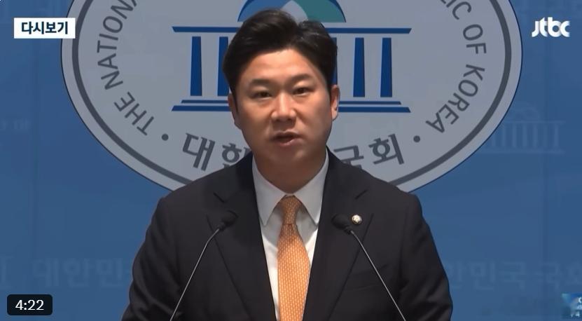 韩国前射击奥运冠军、现国民力量党议员秦钟午召开记者见面会，炮打韩国足协。呼吁韩国