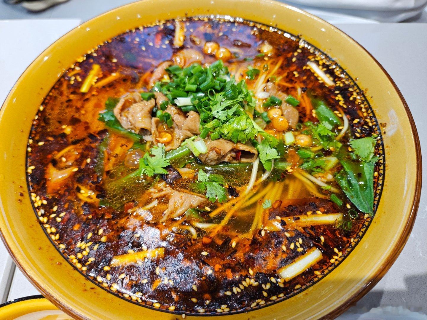 午饭晚吃，甩一个大碗抄手！生蒜蘸盐，我的大爱！可以预防口臭！ 