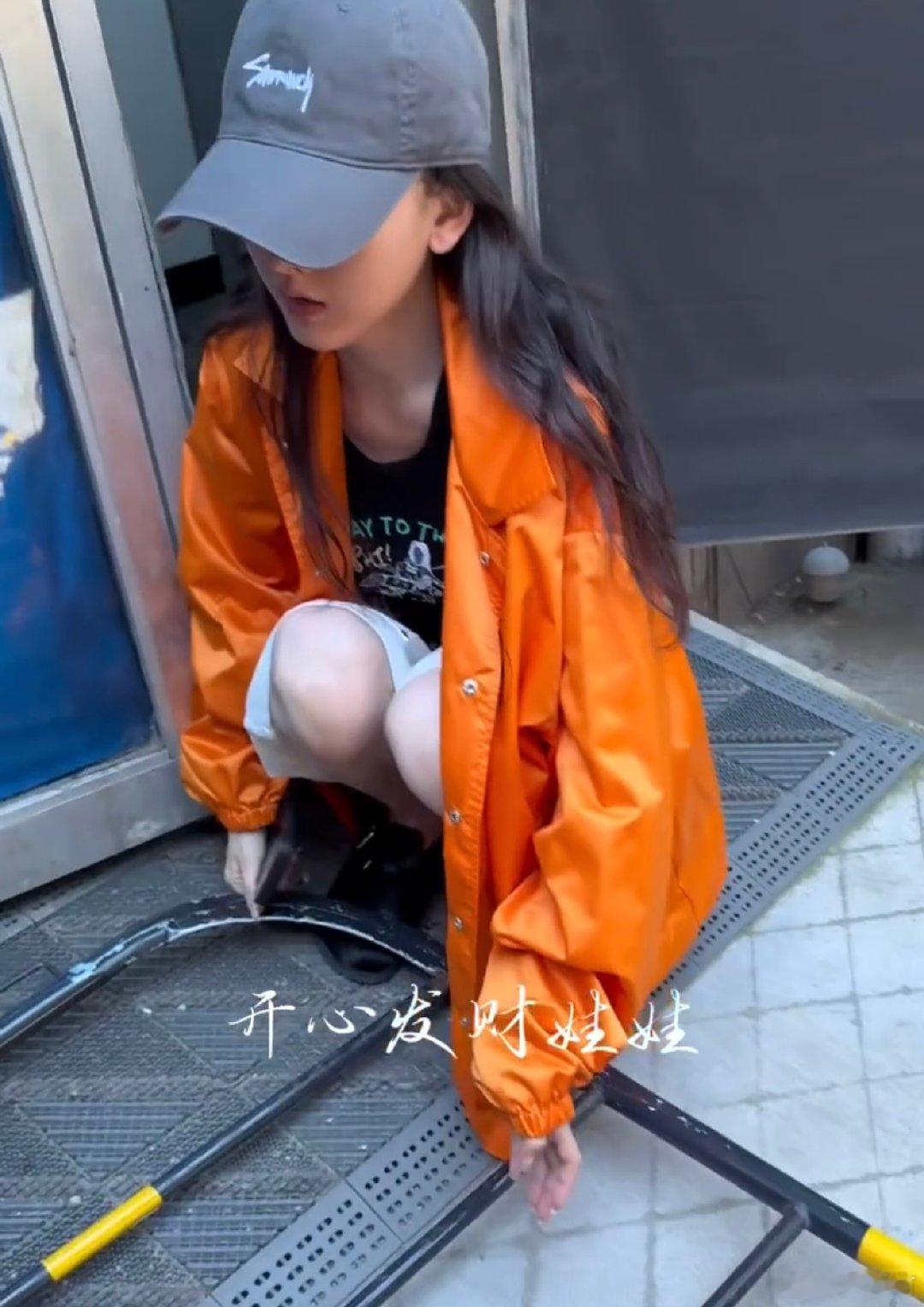 宋祖儿关心摔倒粉丝就这个宋祖儿人美心善！看到粉丝摔倒立马停下来关心，还帮忙扶起栏