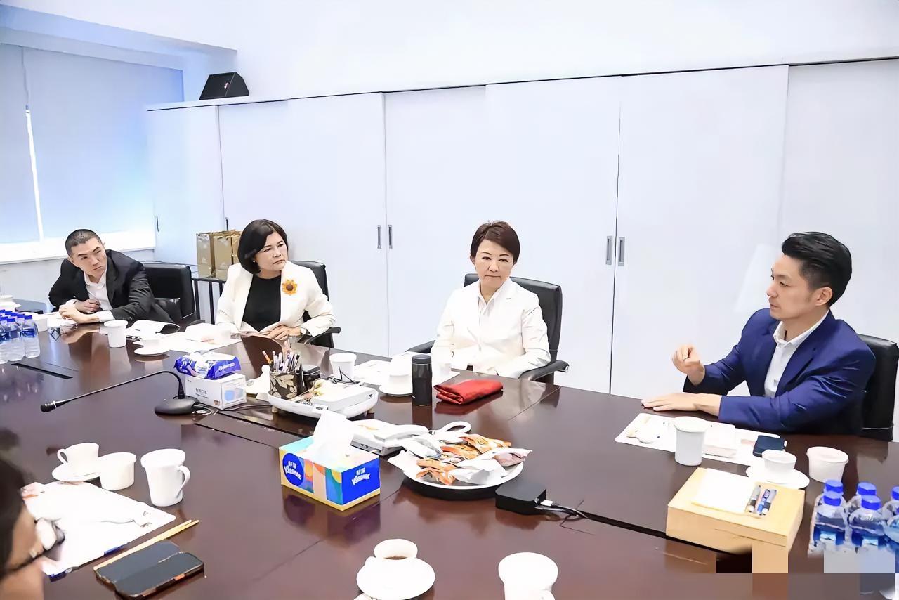 台北市长蒋万安7月19日与谢国梁、张丽善等前往台中拜访台中市长卢秀燕，共商“毒油