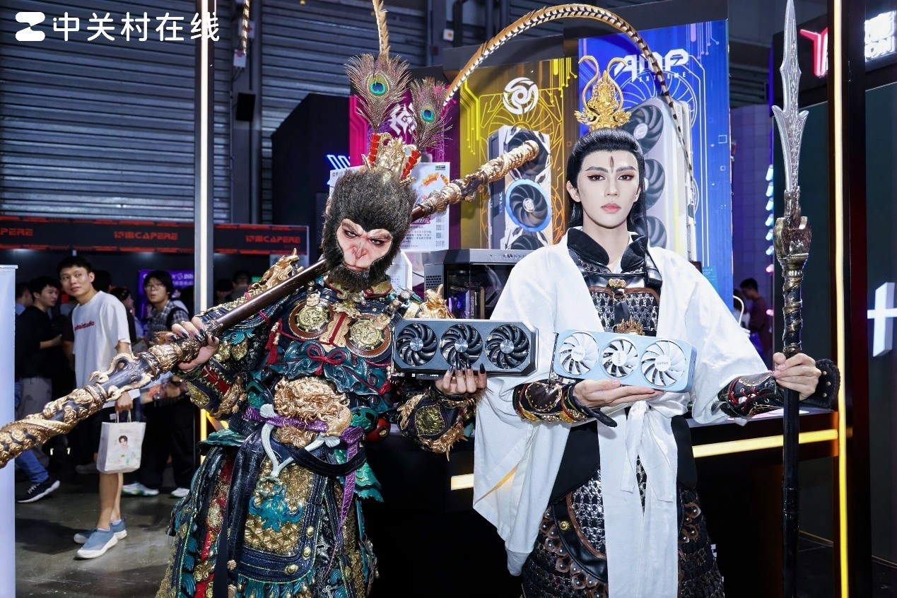 RTX 5080天启白色机甲美学太帅了 ChinaJoy2025索泰展台人气爆棚