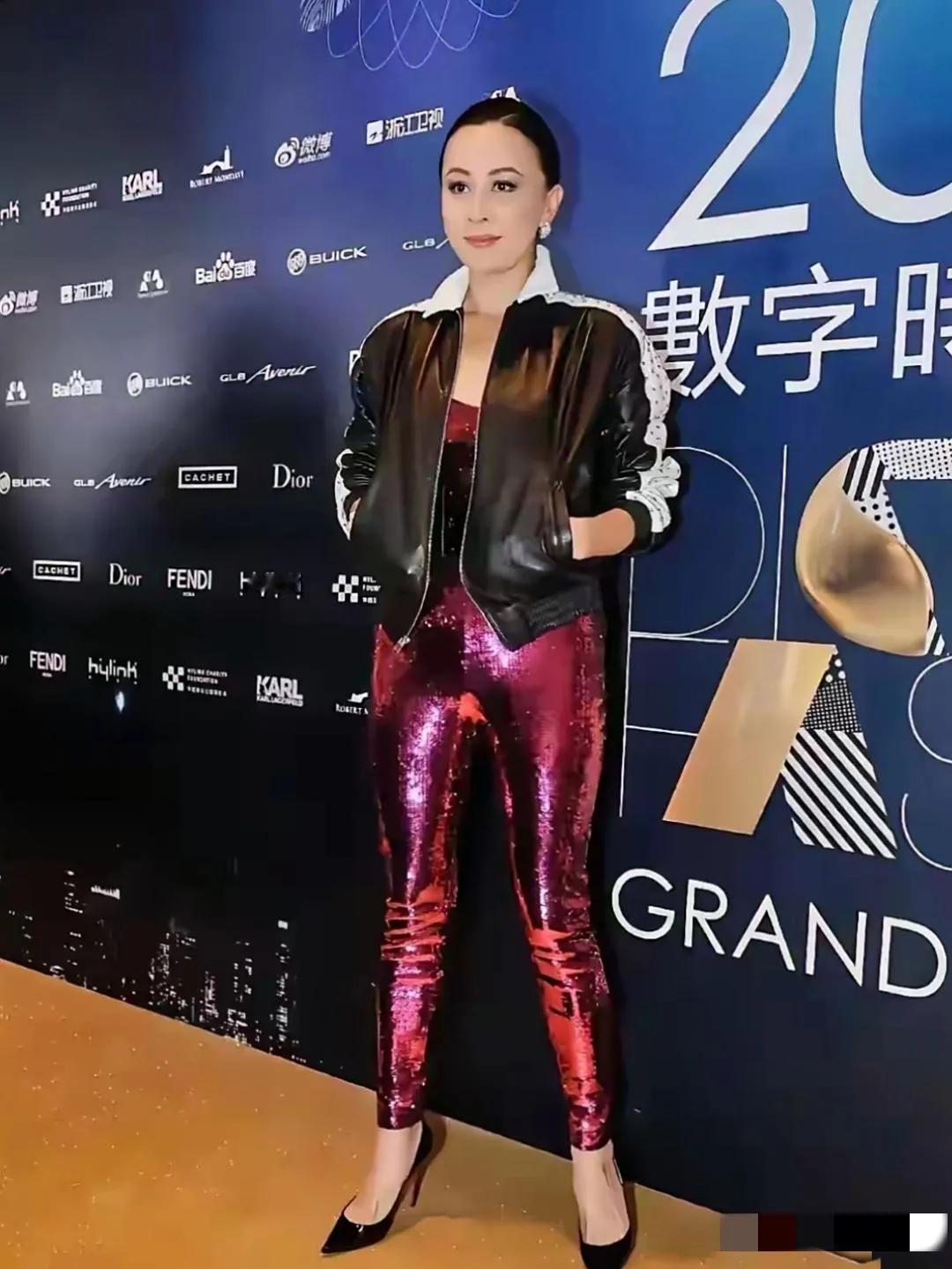 镜头中的刘嘉玲皮肤白皙，修项秀颈，眉眼如画，朱唇粉面，风韵犹存，可这衣品与站姿真