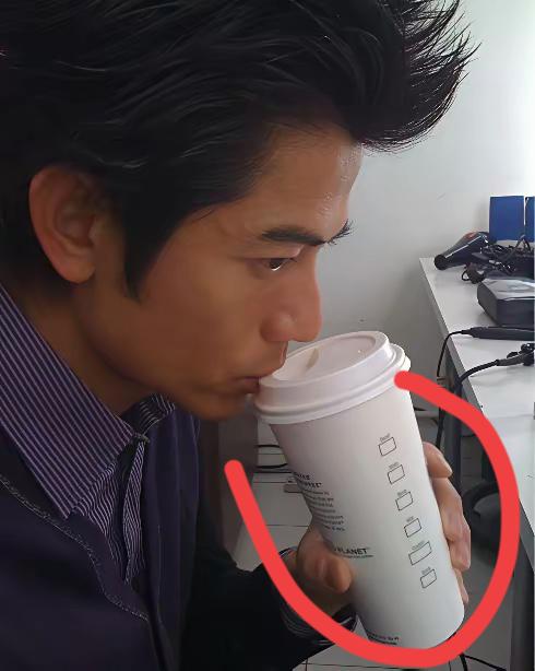 郭富城喝的是什么牌子奶茶，看上去非常好喝的样子