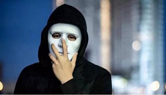 “不许出声，否则杀了你！”2018年，一名醉酒少妇在家中被一“面具男”性侵。然而