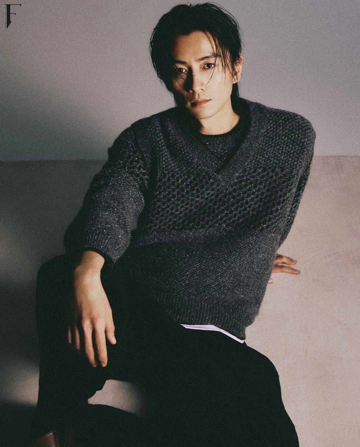 啊啊啊啊此男一直都是颜值巅峰吧！氛围感直接拉满，时尚力已经进化到next lev