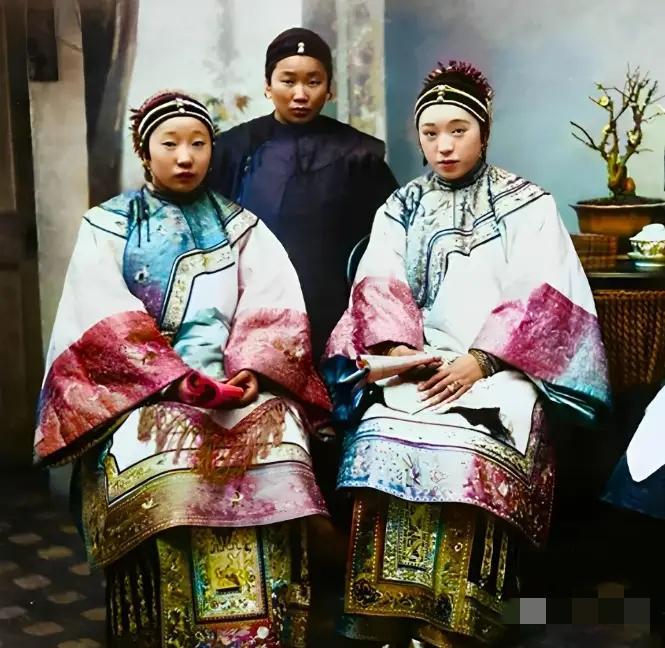 老照片里的悲哀，两个如花少女站在老财主身旁，笑得越美，看着越心酸