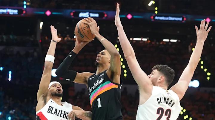 维克托·文班亚马在周日的首轮季后赛首战中独得35分，带领圣安东尼奥马刺以111-