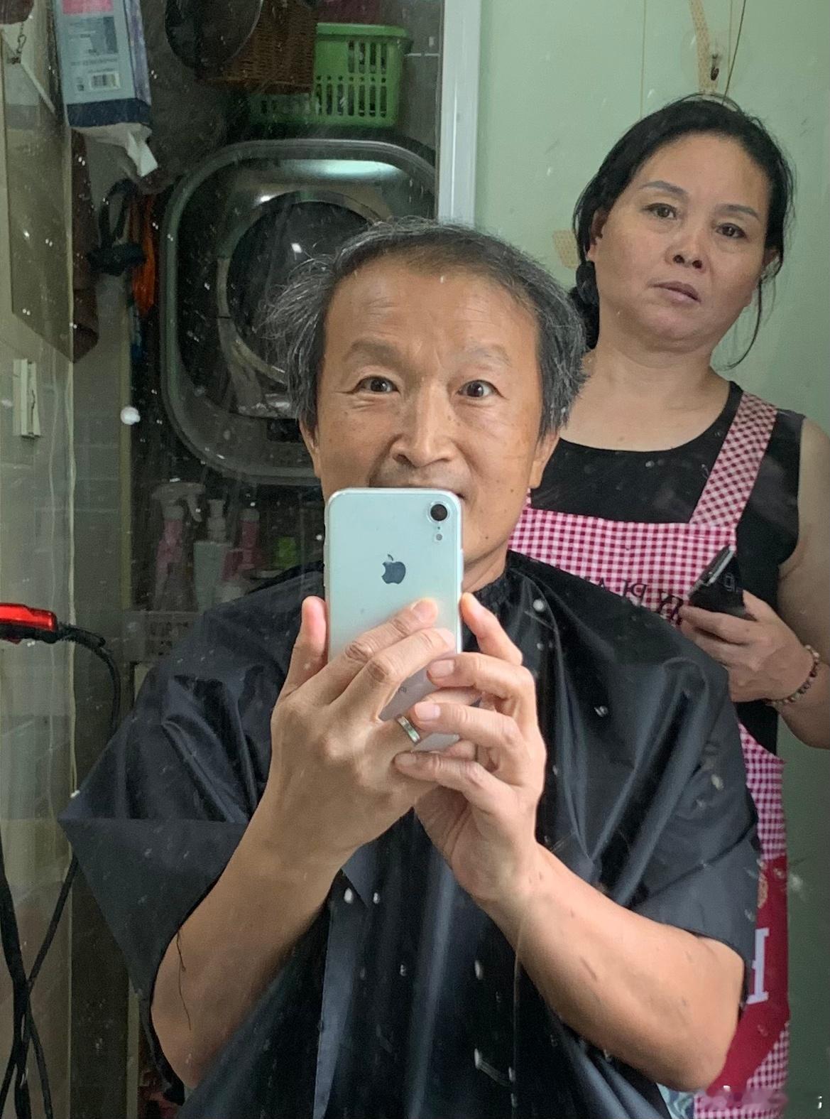 头发两个月没理，长了，看起来没精神。台湾理发贵，我看到最便宜的，也要150元台币