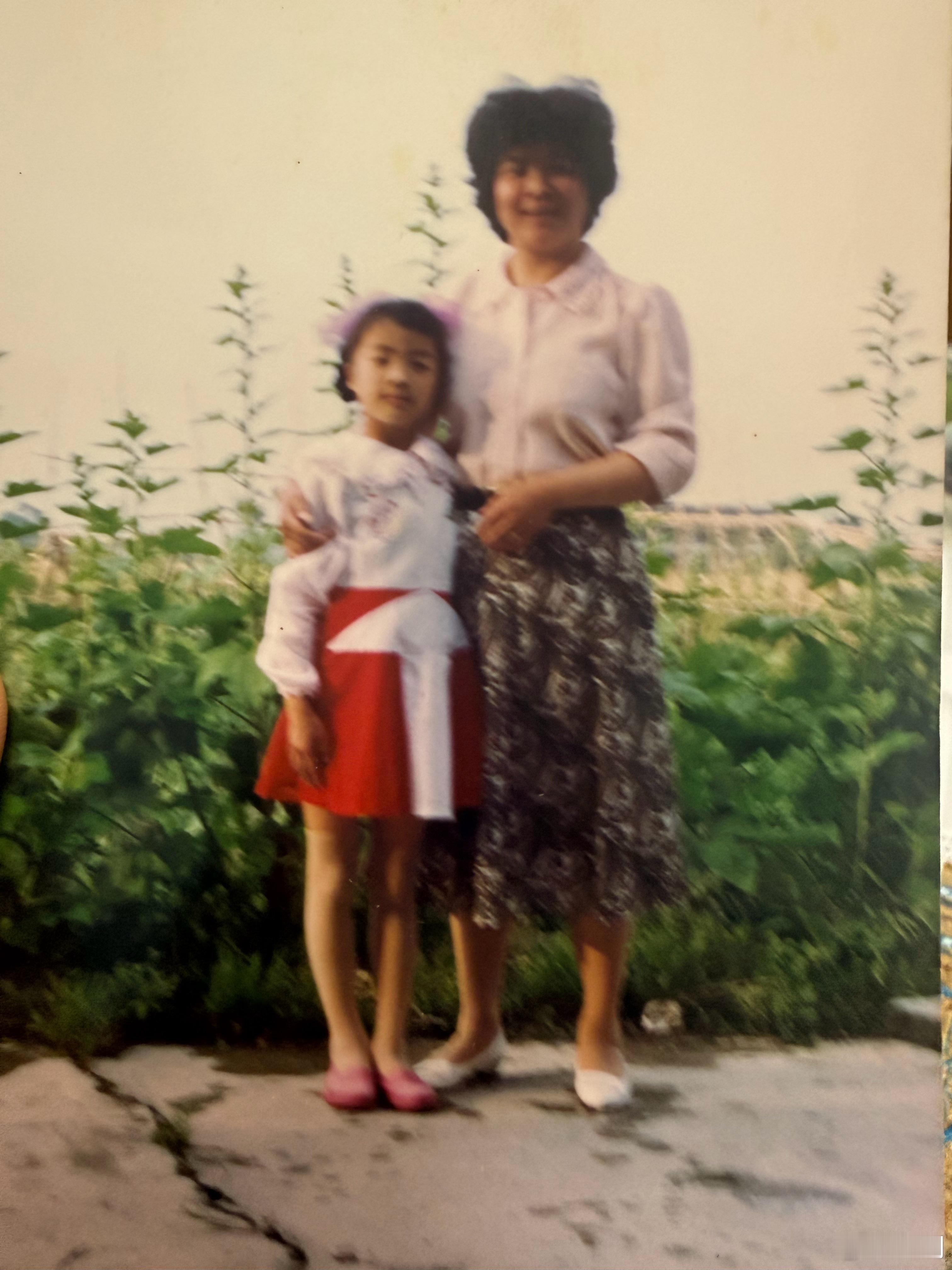 图一：我爸说，你看这张照片很像妹妹呢图二：我说，你看这张照片很像艾文啊 