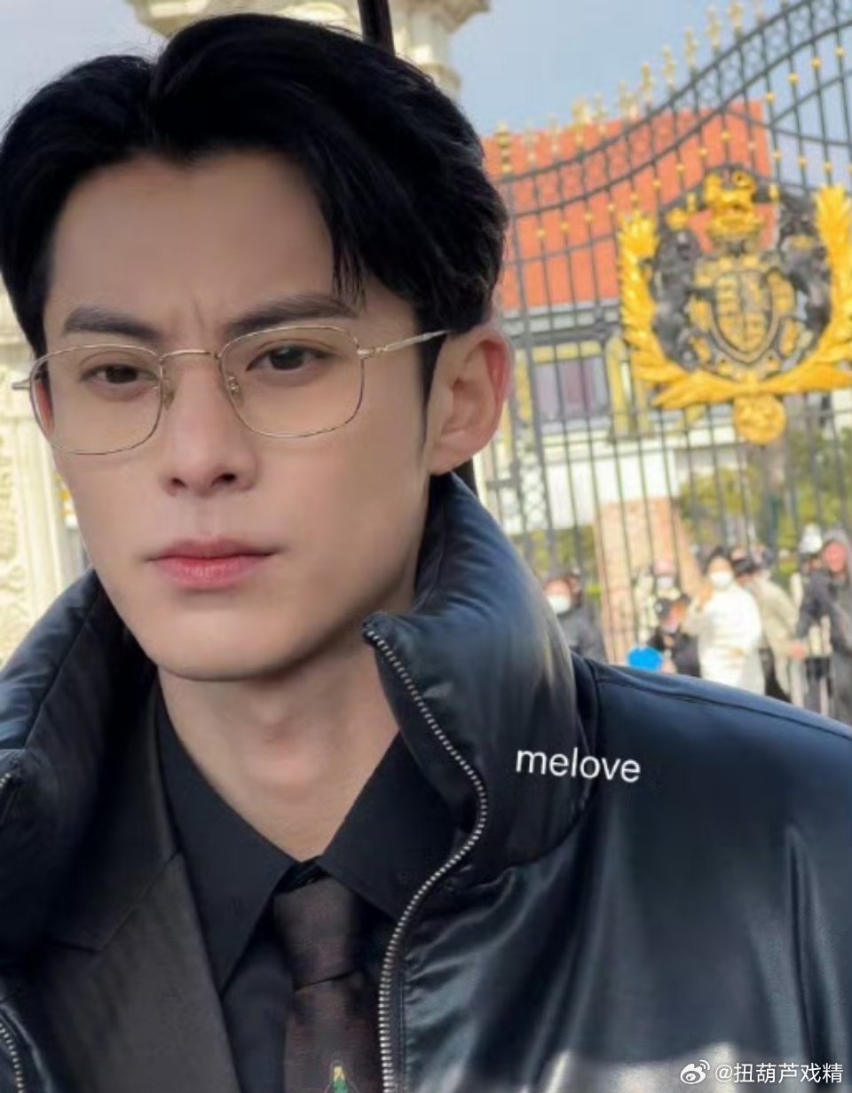 王鹤棣才26岁看起来不像26，川字纹太深了 ​​​