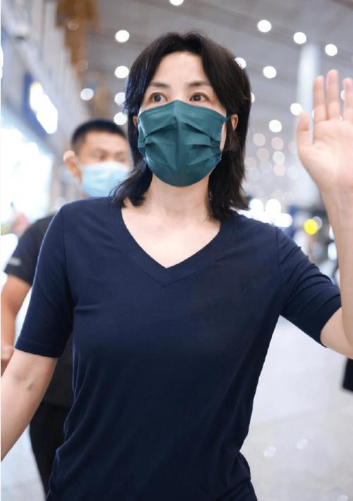 阿那亚音乐节海边，王菲低调现身，专程前来为女儿窦靖童捧场，身旁陪着李嫣，一幕温情