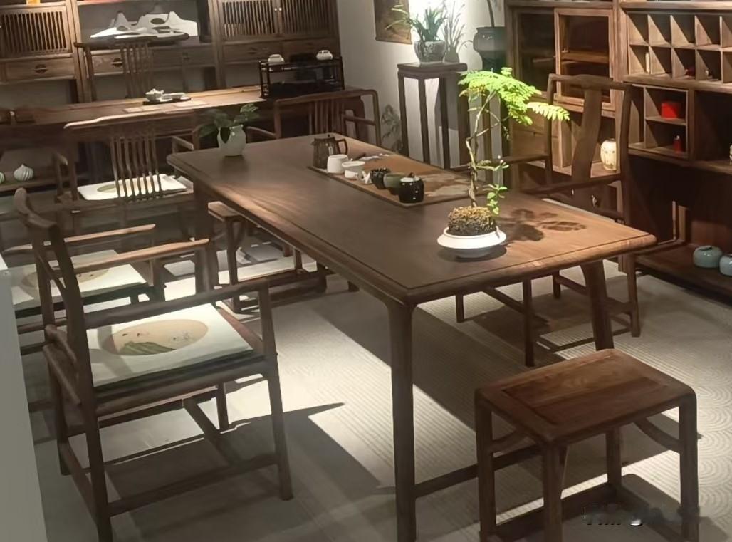 想给客厅添张茶桌，今天去银座家居逛了半天，问了几家的价格，最后仓皇而逃。
对实木