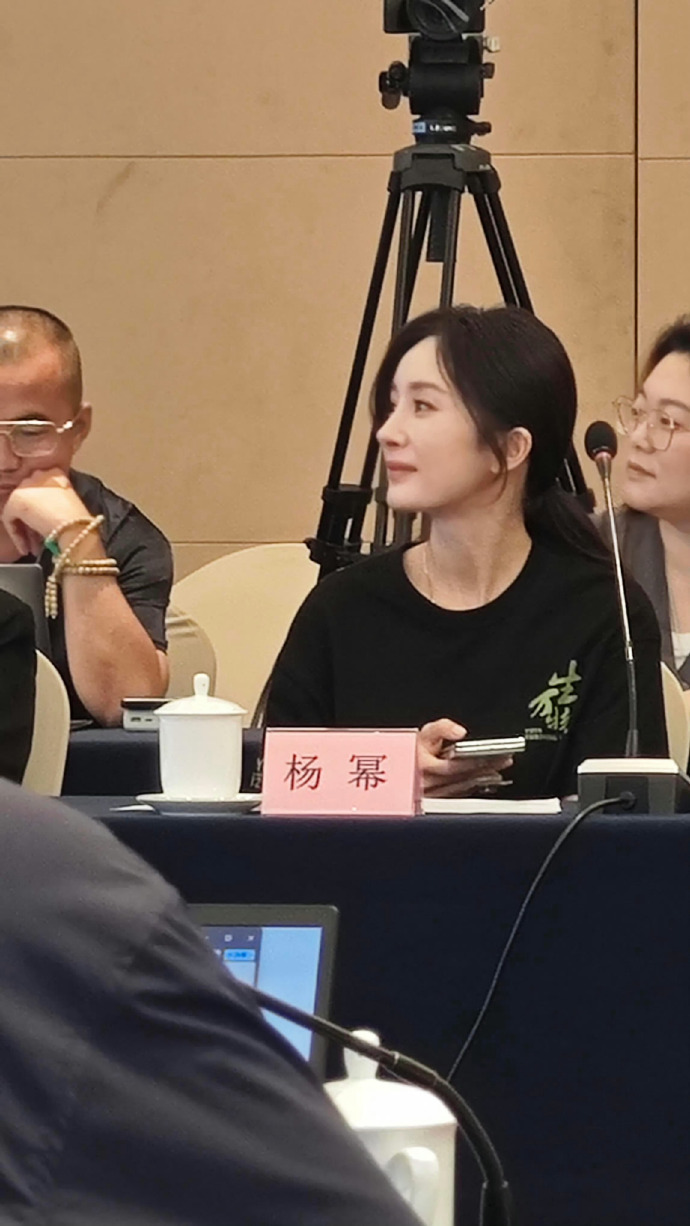杨幂参与的《生万物》连续 25 天在云合榜单登顶，持续的高热度让节目脱颖而出，也