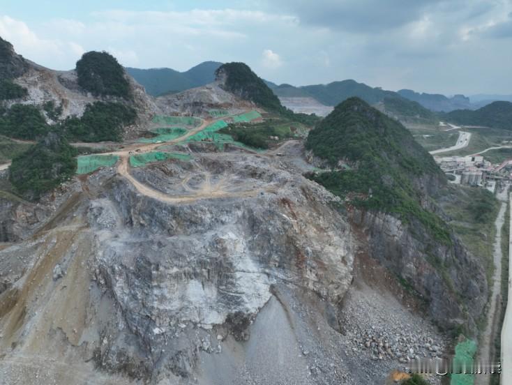 广西玉林市存在大面积违法违规采矿、严重破坏生态环境问题。

2026年5月，中央