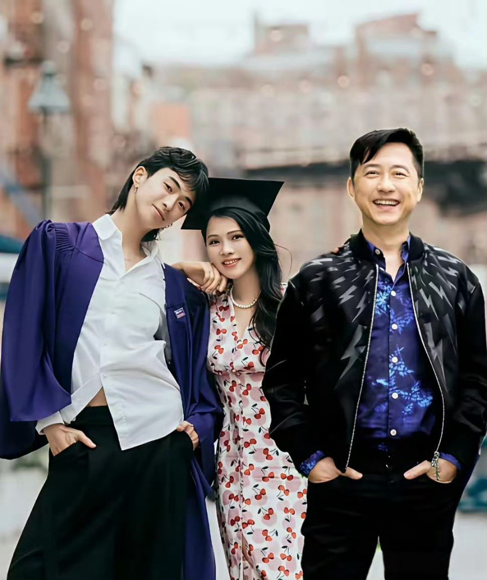 伊能静儿子恩利这样穿估计是受欧美文化影响较大，好在他的父母还是挺支持的