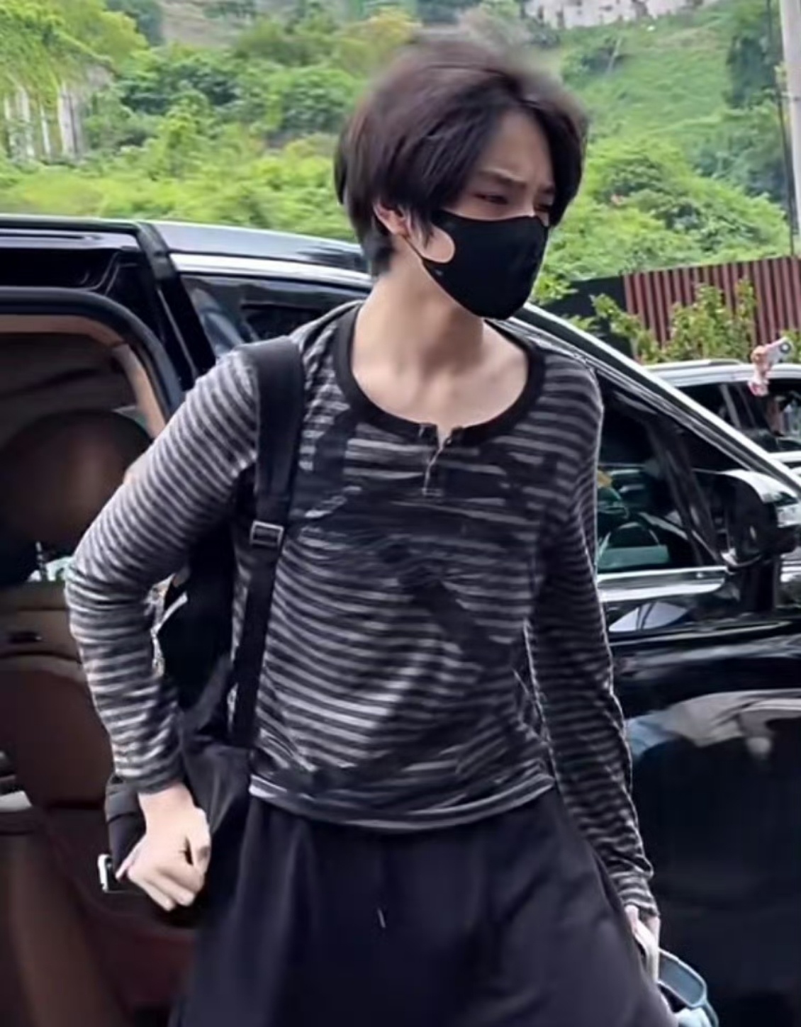 张函瑞王橹杰同款衣服王橹杰张函瑞穿了同款衣服同框同款穿搭氛围感直接拉满，王橹杰和