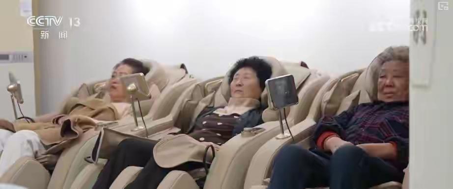 “智慧赋能”宛如为提升老年人生活质量、推动银发经济发展安装了强劲的“助推器”。凭