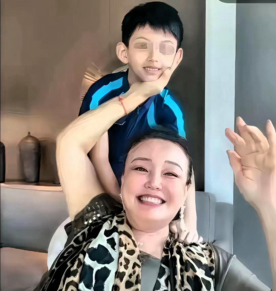 小霖霖十岁了，她生日，兰姐发动态，放了照片，好多人祝福，小汪总提醒，说这样不好，