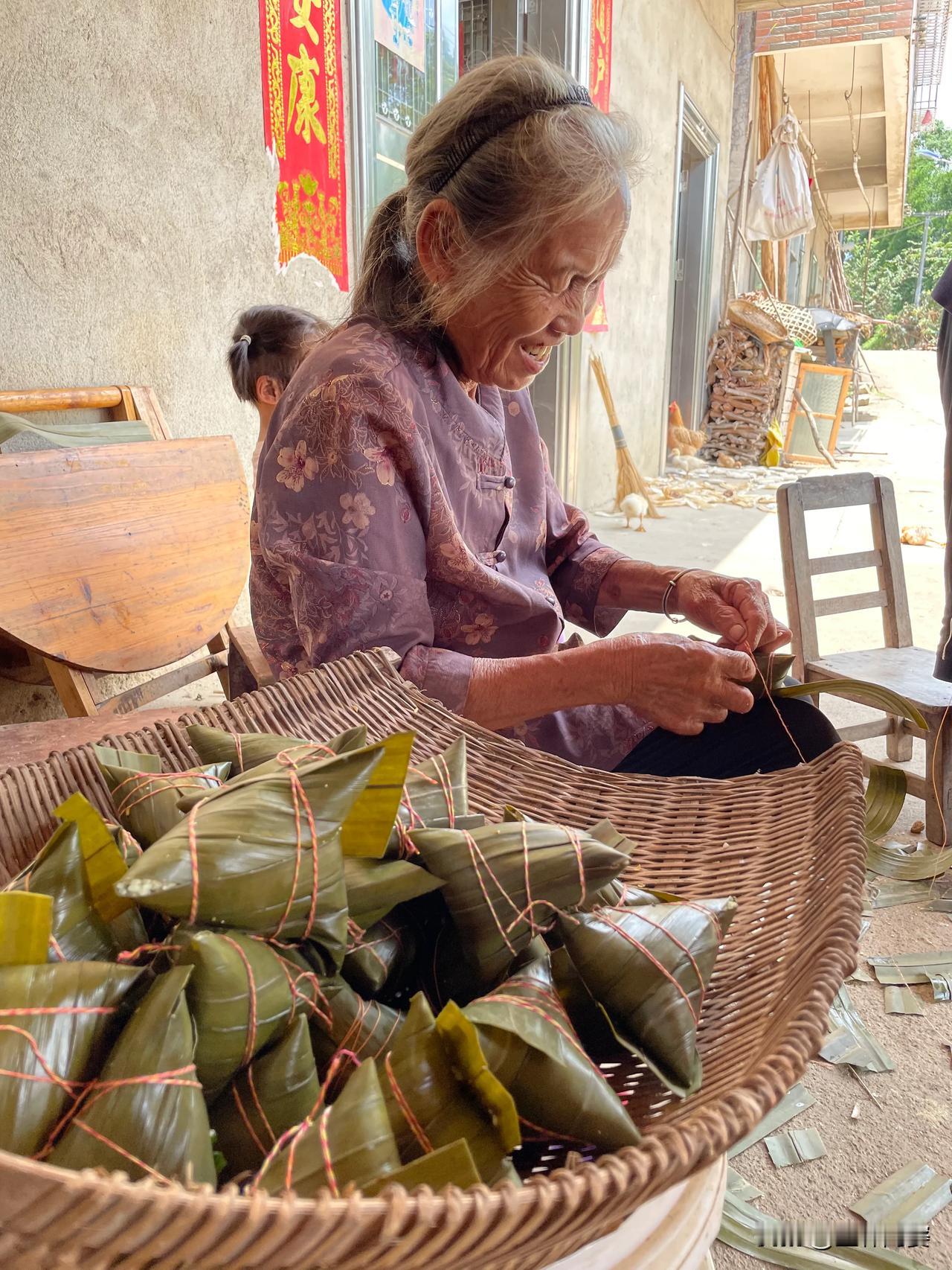 端午节就快到了，刚拍摄的图片，昨天拍摄处理叶子，今天制作，煮一个晚上，明天才能吃