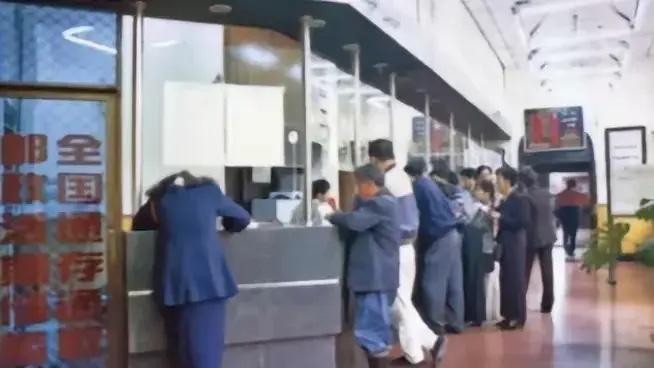 中国邮政真是个神奇的企业！1998年邮电分家后，邮政第一年就亏了179亿，成了全