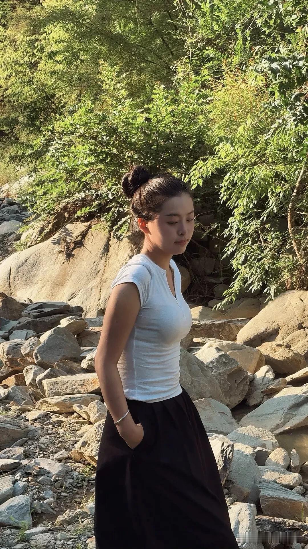 小溪边的自信时光  
微胖女孩在小溪边，  
裙角轻扬，笑容绽放。  
不惧身材