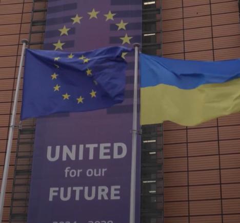 欧盟委员会主席冯德莱恩今天写道：“在俄罗斯全面战争四周年之际，我们在总部升起了乌