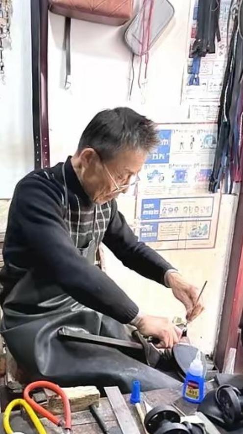 泪目！江西一弃婴被残疾老汉收养靠修鞋养大女婴，20年后女孩说：“我爸和我奶让我嫁