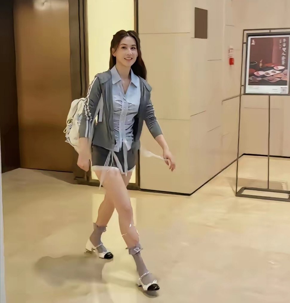 离婚后的黄圣依，整个就是一个女大学生的感觉。重回巅峰了呀！ 