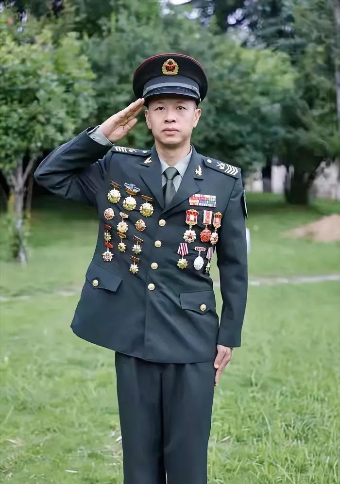 如果从一级军士长级别复员，回地方，能被安置到公务员岗位么？有什么优惠政策么？能否