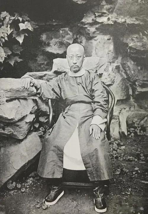 恭亲王奕䜣主张学习外国军事科技以加强中国武力，于外交上主张保持与欧美列强的和平，