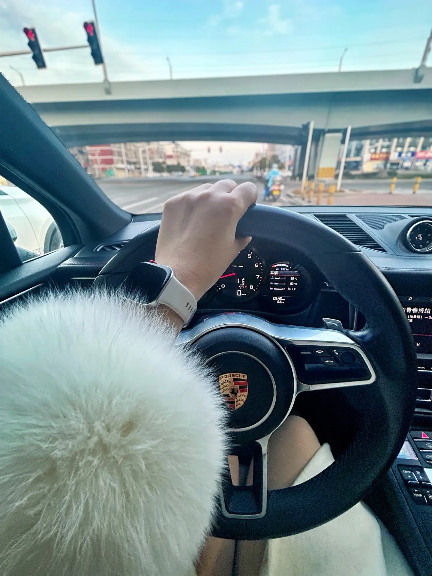 你问成熟是什么，是曾经的万箭穿心，现在的风轻云淡……
