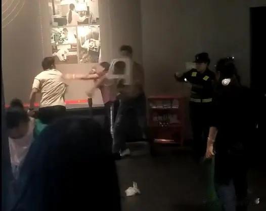闹大了！四川广汉，三星堆博物馆内再次发生游客争执，两名男子和两名女子大打出手，甚