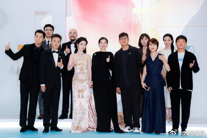 杨紫白玉兰后发文杨紫还是很不真实的感觉生命树的荣光不属于一人，归功巡山队全体工作