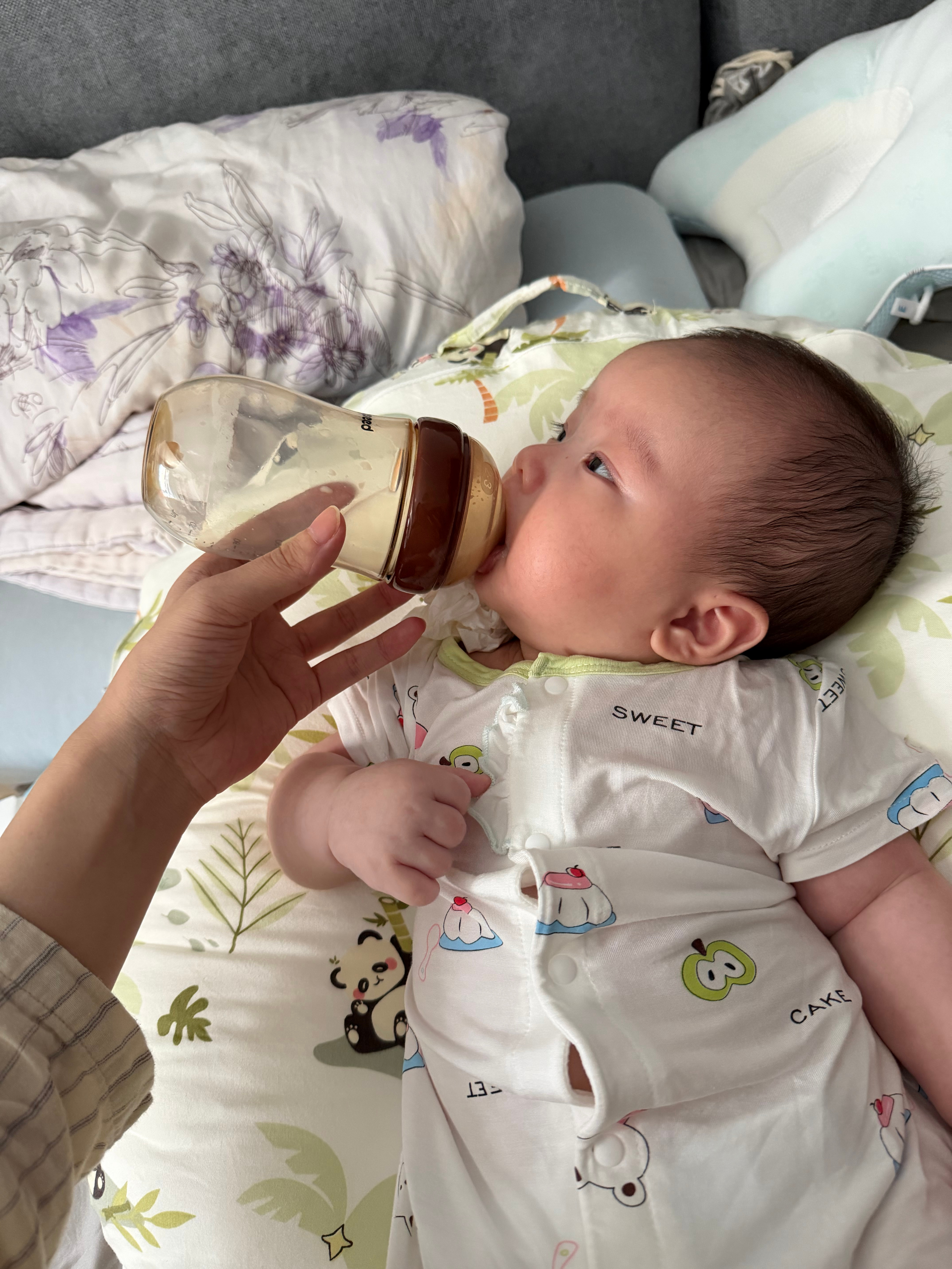 孩子回广西开始就不吃奶瓶了，一碰奶嘴就哭。试了千万种方法还在家里跟婆婆老公发疯吵