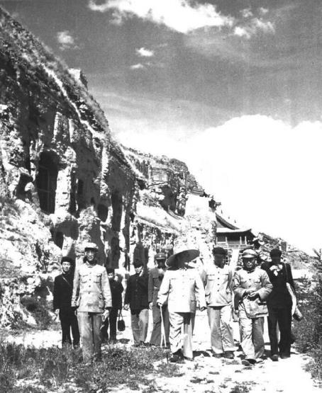 1955年6月20日，朱德在大同参观云岗石窟。