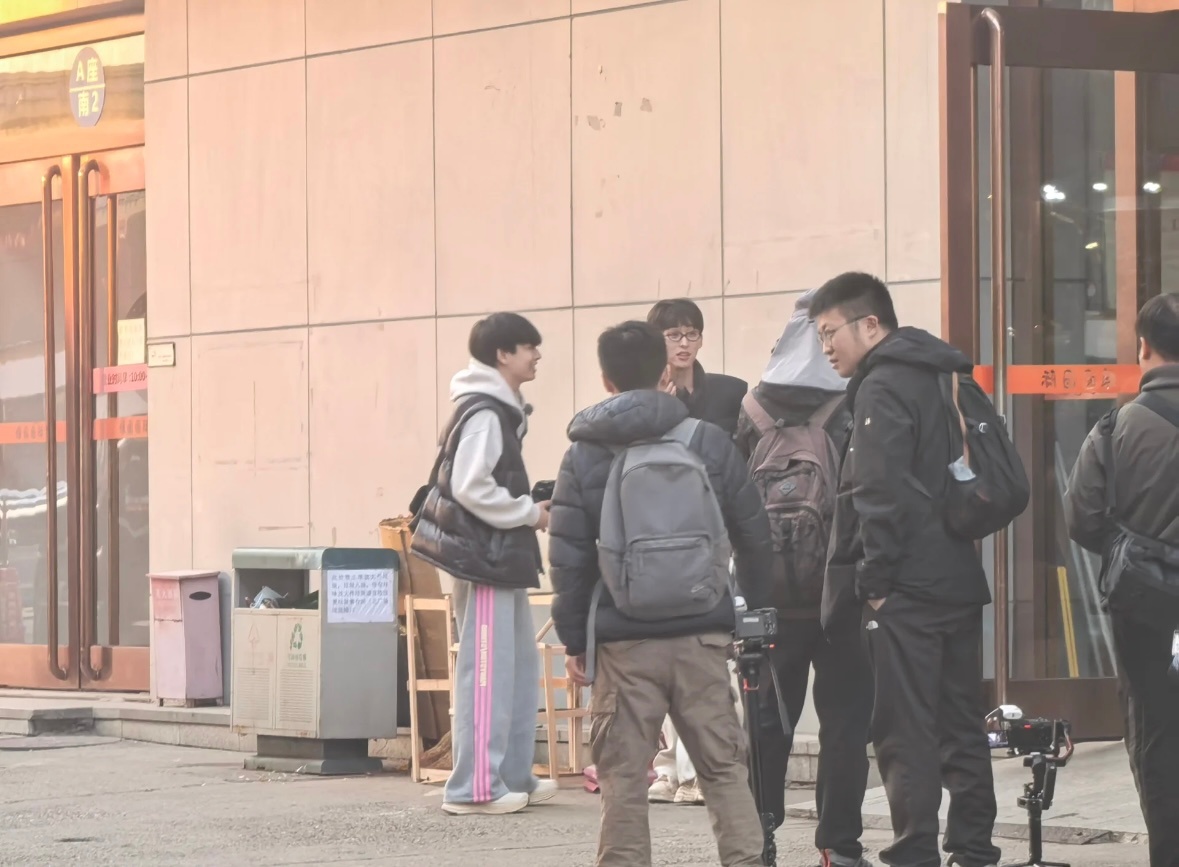 #唐九洲我家那小子# 你们院人挨着上“我家那”系列是吧🤣🤣网友偶遇唐九洲、齐