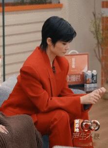 别人聊天李宇春给自己做了套美甲  李宇春在节目里默默给自己做“美甲”，这画面既逗