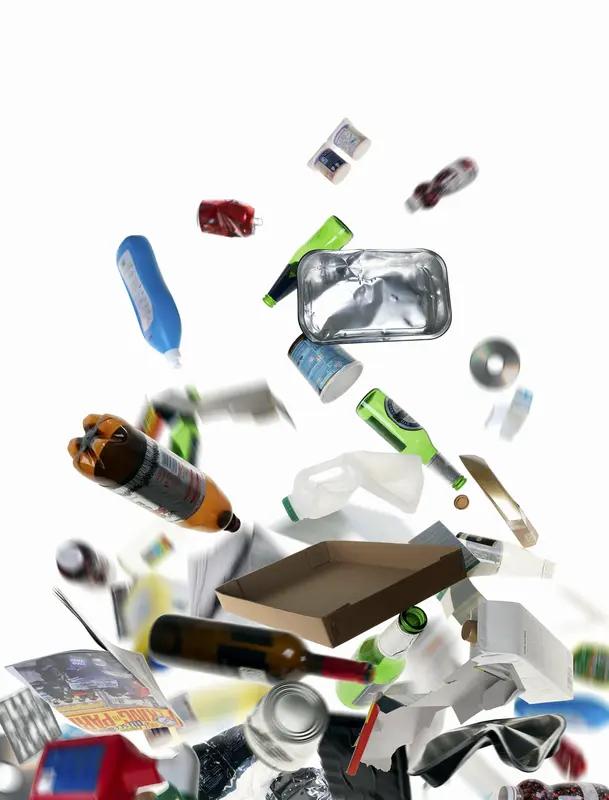 三女孩2个月将房子住“包浆”连夜跑路，马桶被塞满，满屋垃圾，房东雇人打扫近6个小