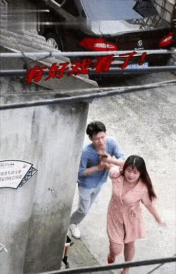 惊呆所有人：漂亮女孩霸气的拽着男孩进入一个暗巷里面，有好戏看了？
这哪是什么“好