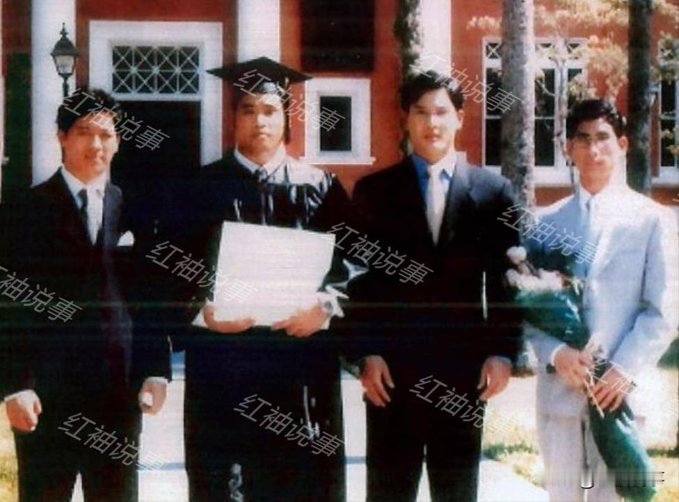 泰王四王子光头的时候比有头发的时候好看多了，他的长相蛮有特别的。