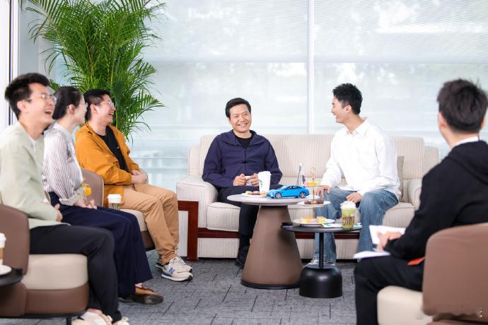 雷总的日程表太满了，刚直播跑完京沪高速1313km，今天又到上海国际赛车场和车主