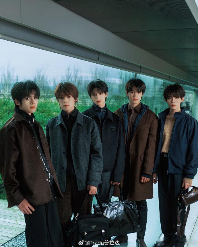 Prada官宣登陆少年组合五位少年成团闪耀登场，蓬勃少年锋芒全然释放！朱志鑫、张