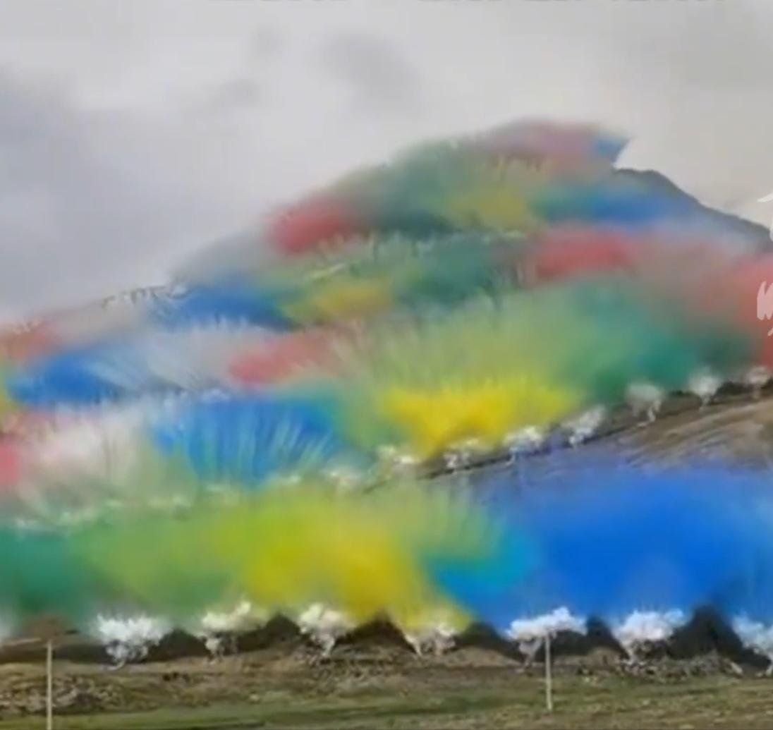 蔡国强“炸山”引众怒。在喜马拉雅山脉的“升龙”烟火秀，再次点燃了公众对艺术边界与