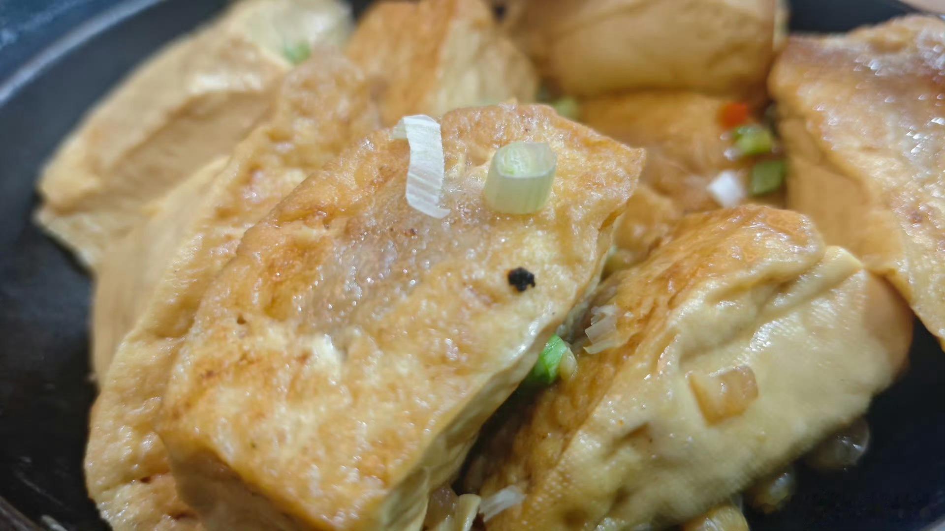 吃不吃豆腐的都沉默了街头出现极具反差感的豆腐新品，口感和外观完全出人意料，爱吃与