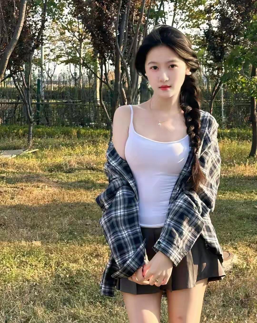 - 核心公式：白色吊带 + 灰色百褶裙 + 格纹衬衫 = 纯欲学院风
​
- 亮