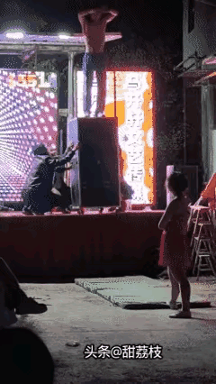 感觉高度不是很高，这个男人跳下来之后，怎么就一动不动了？应该是出了大事情，现场的