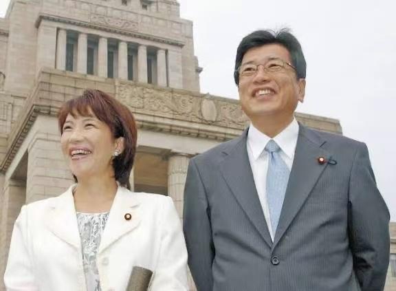 高市早苗婚姻剧本跌宕离奇！离婚又复婚，丈夫改随妻姓！很多人以为，高市早苗一直单身