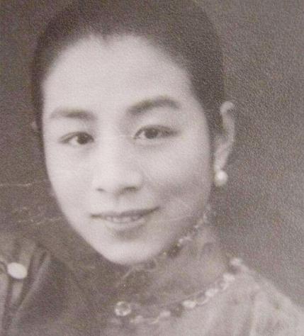 [中国赞]1948年的杭州老宅，李国秦握着那方染了泪痕的丝帕，指尖冰凉。

养女