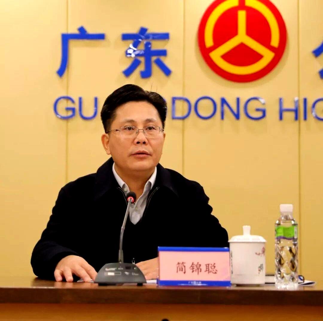 江门那个简锦聪，秘书出身，笔杆子硬，从大院一路写到公路，再写到医保局长的位置。